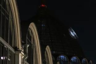 Юра Борисов взобрался без страховки на купол павильона «Космос» на ВДНХ