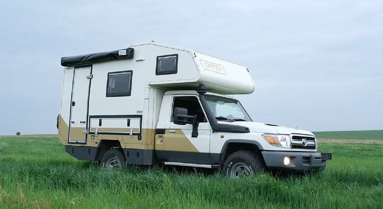 Toyota Land Cruiser 79: кемпер с автономией и переходом из кабины